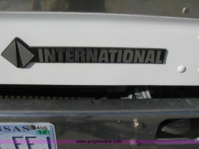 image for item A4390 1995 International 4700 semi truck