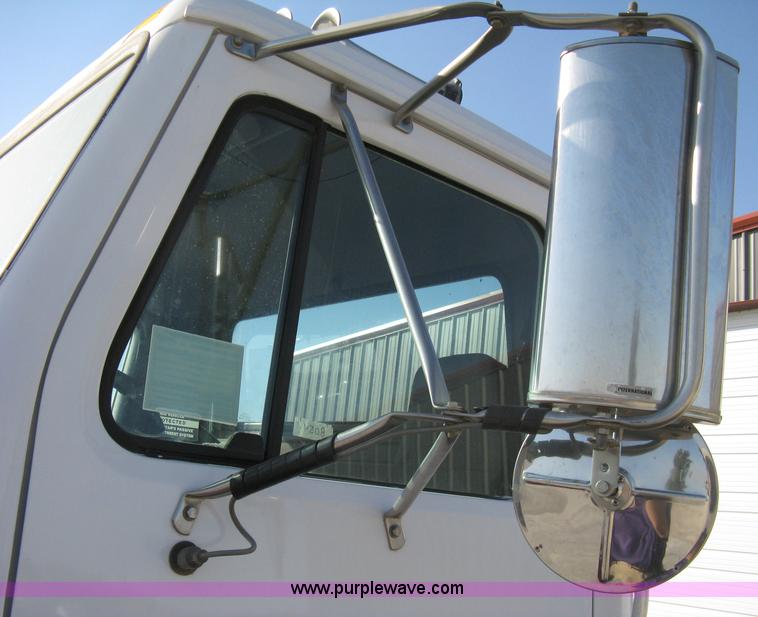 image for item A4390 1995 International 4700 semi truck