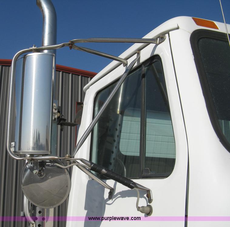 image for item A4390 1995 International 4700 semi truck