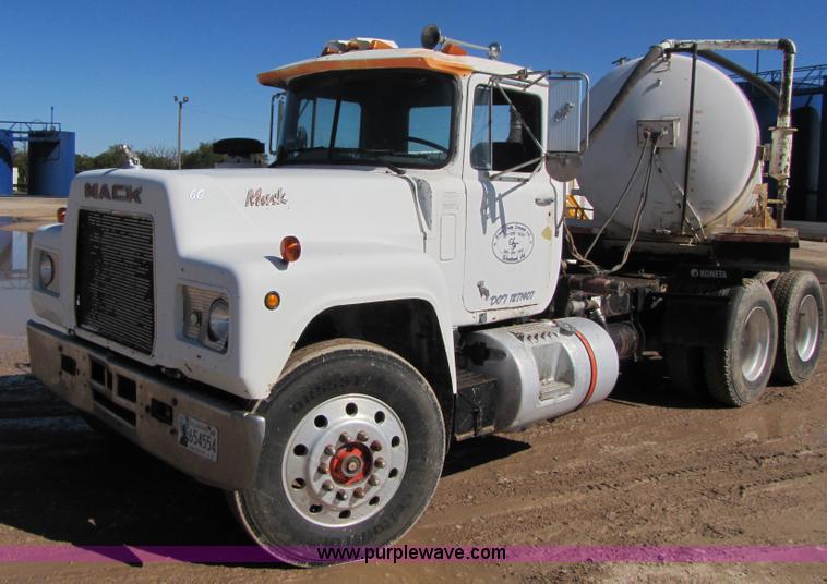 image for item A4631 1986 Mack R688ST semi truck