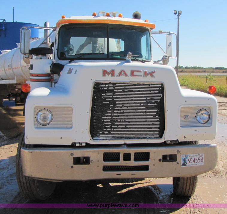 image for item A4631 1986 Mack R688ST semi truck