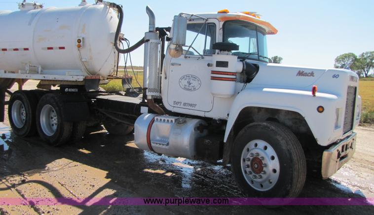 image for item A4631 1986 Mack R688ST semi truck