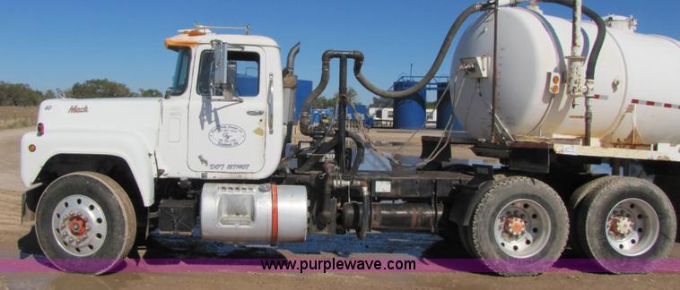 image for item A4631 1986 Mack R688ST semi truck