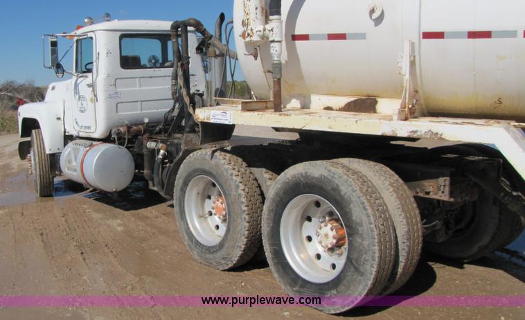 image for item A4631 1986 Mack R688ST semi truck