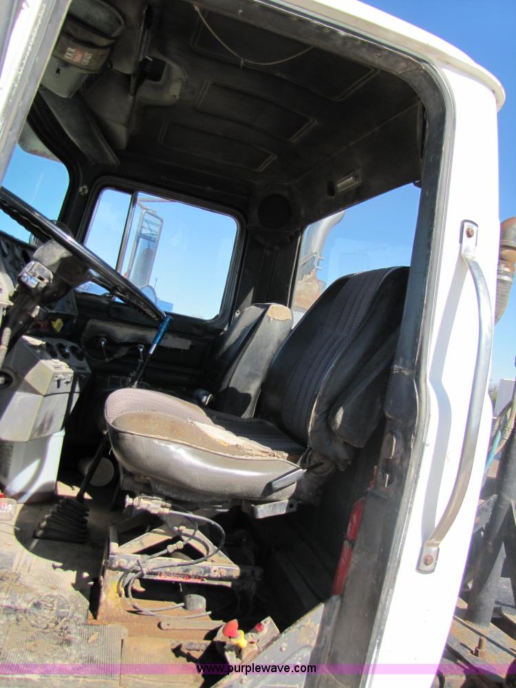 image for item A4631 1986 Mack R688ST semi truck