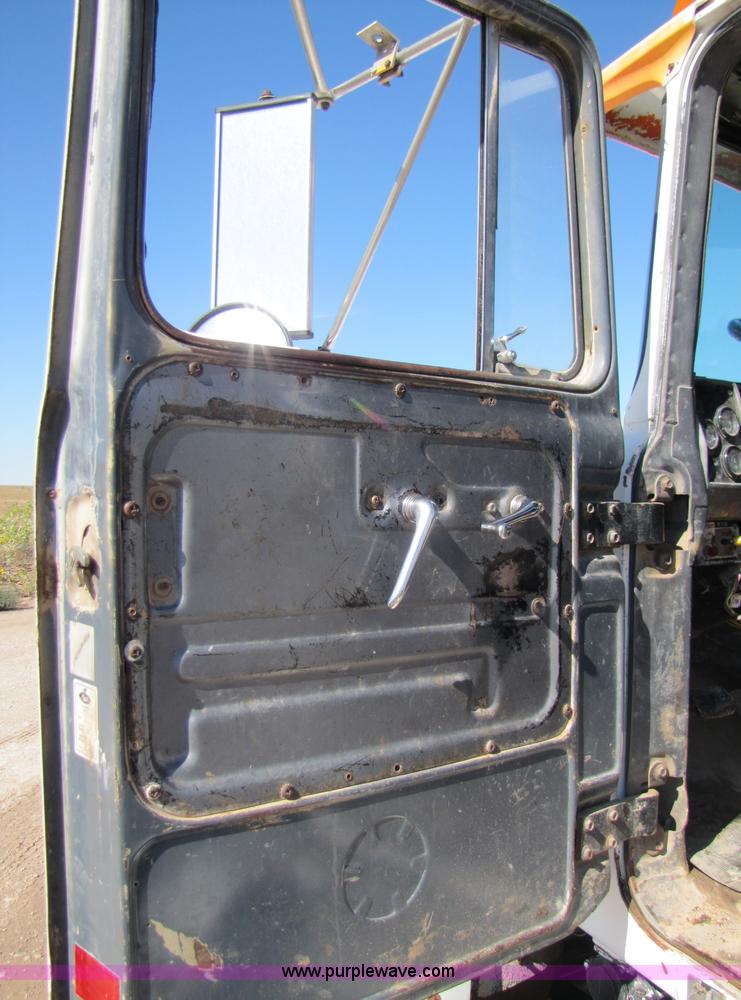 image for item A4631 1986 Mack R688ST semi truck