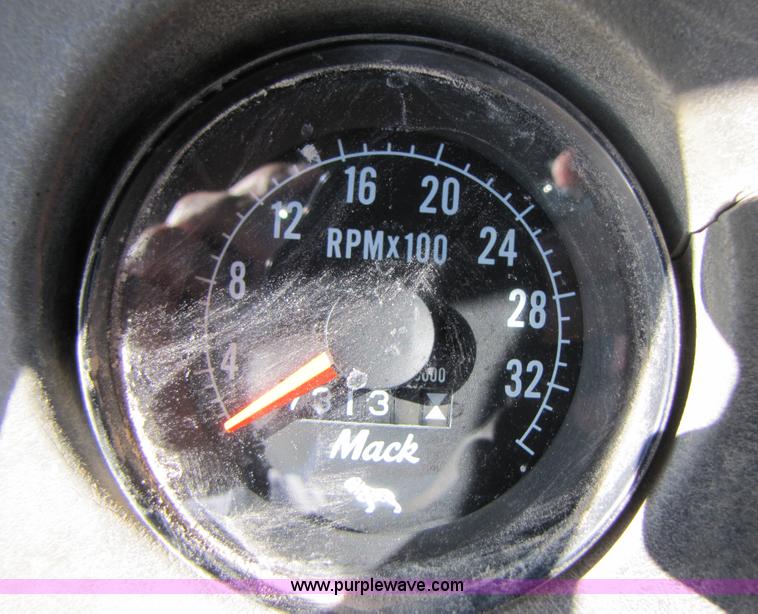 image for item A4631 1986 Mack R688ST semi truck