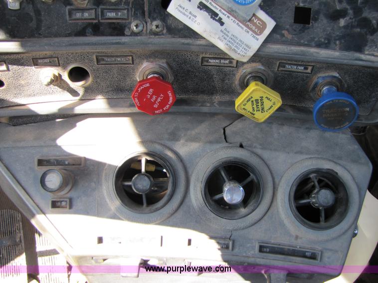 image for item A4631 1986 Mack R688ST semi truck