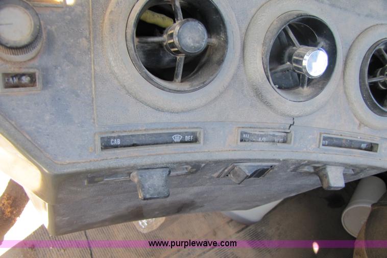 image for item A4631 1986 Mack R688ST semi truck