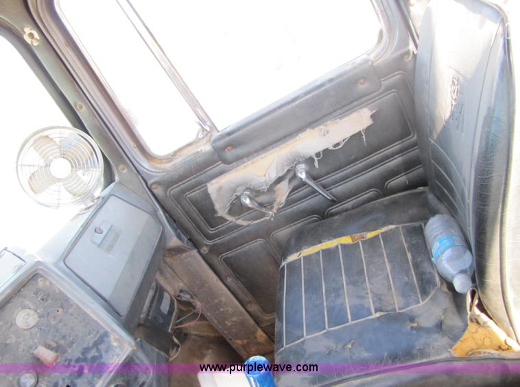 image for item A4631 1986 Mack R688ST semi truck