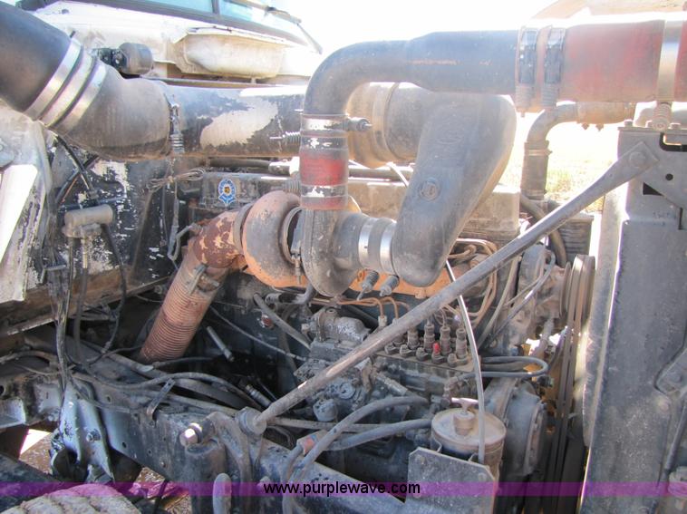 image for item A4631 1986 Mack R688ST semi truck