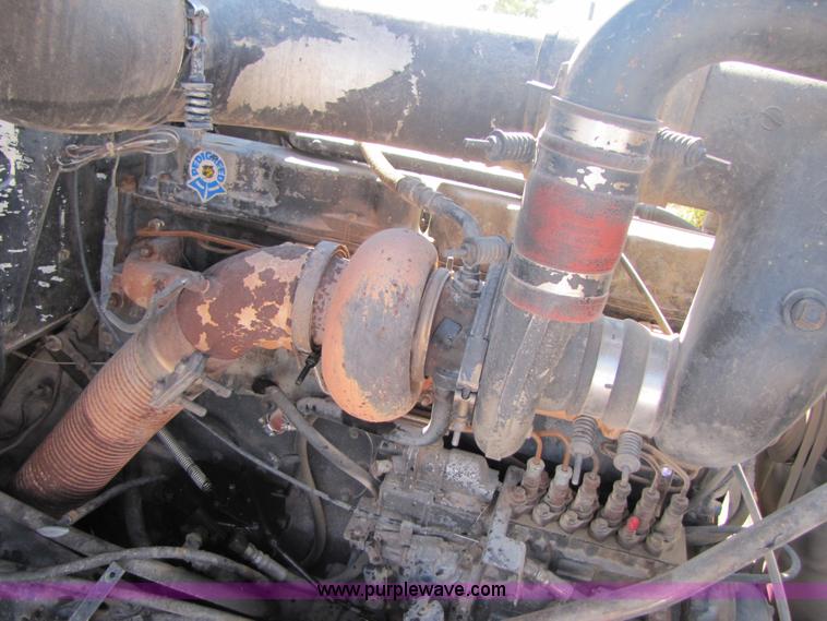 image for item A4631 1986 Mack R688ST semi truck