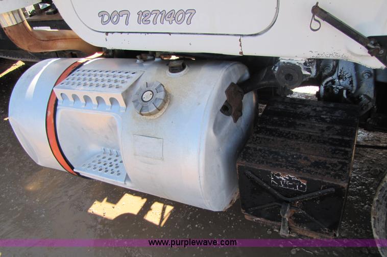 image for item A4631 1986 Mack R688ST semi truck