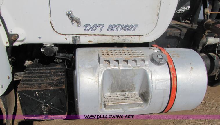 image for item A4631 1986 Mack R688ST semi truck