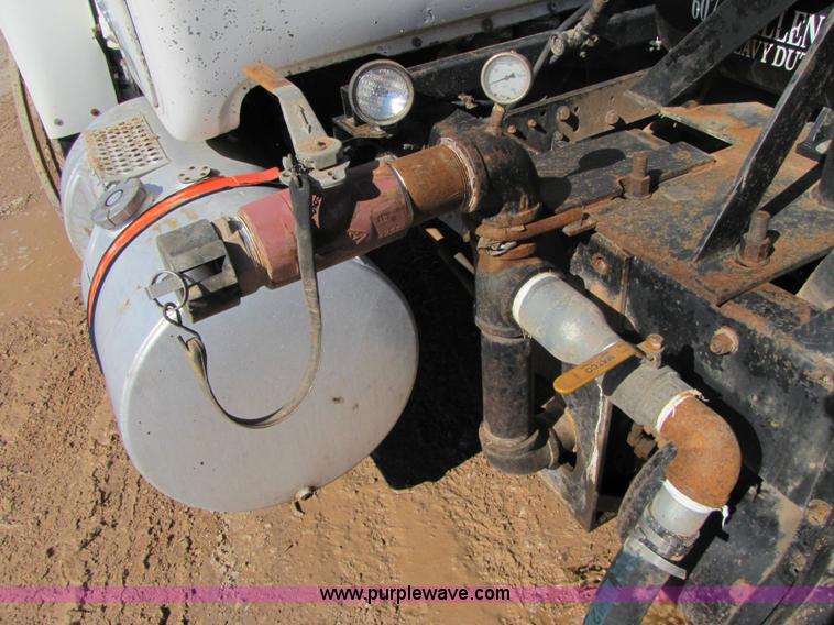 image for item A4631 1986 Mack R688ST semi truck