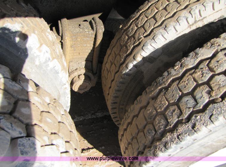 image for item A4631 1986 Mack R688ST semi truck