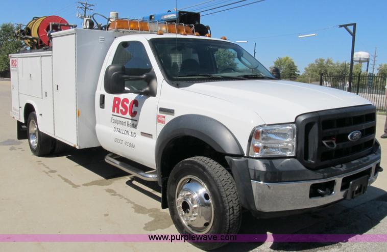 image for item B2504 2006 Ford F550 XL Super Duty pickup truck