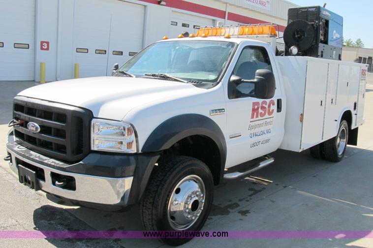 image for item B2504 2006 Ford F550 XL Super Duty pickup truck