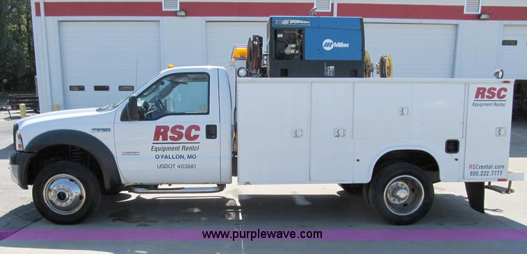 image for item B2504 2006 Ford F550 XL Super Duty pickup truck