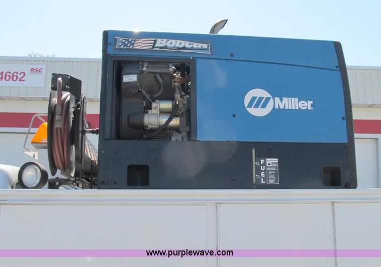 image for item B2504 2006 Ford F550 XL Super Duty pickup truck