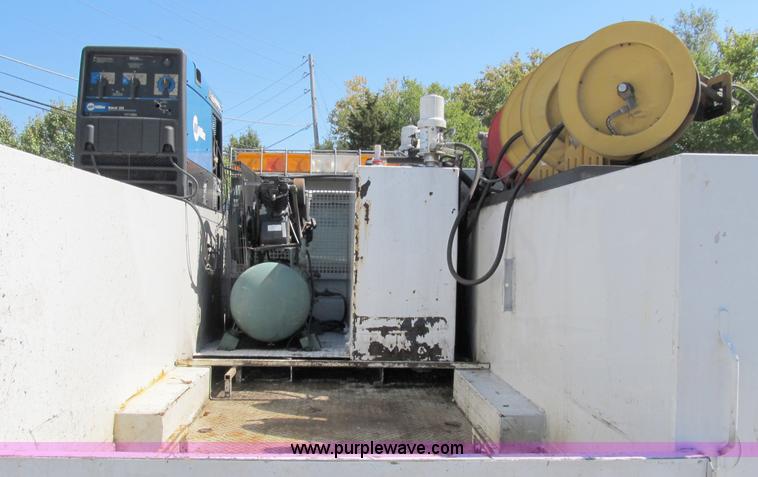 image for item B2504 2006 Ford F550 XL Super Duty pickup truck