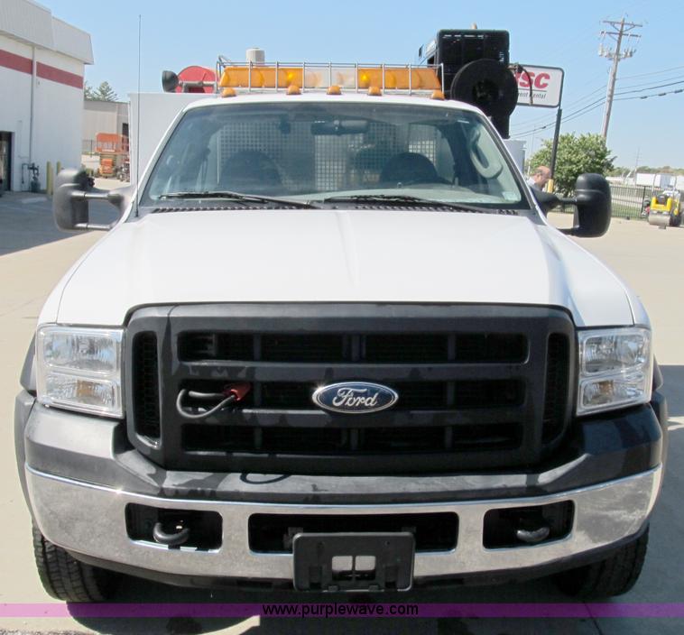 image for item B2504 2006 Ford F550 XL Super Duty pickup truck