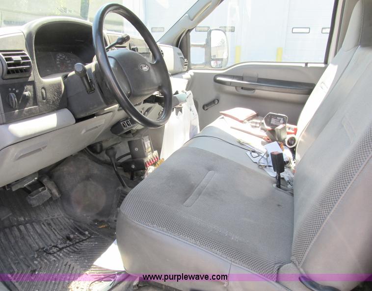 image for item B2504 2006 Ford F550 XL Super Duty pickup truck
