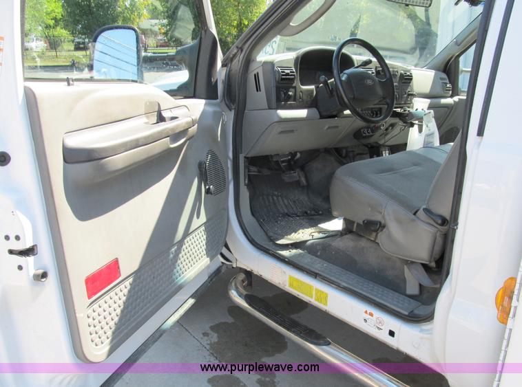 image for item B2504 2006 Ford F550 XL Super Duty pickup truck
