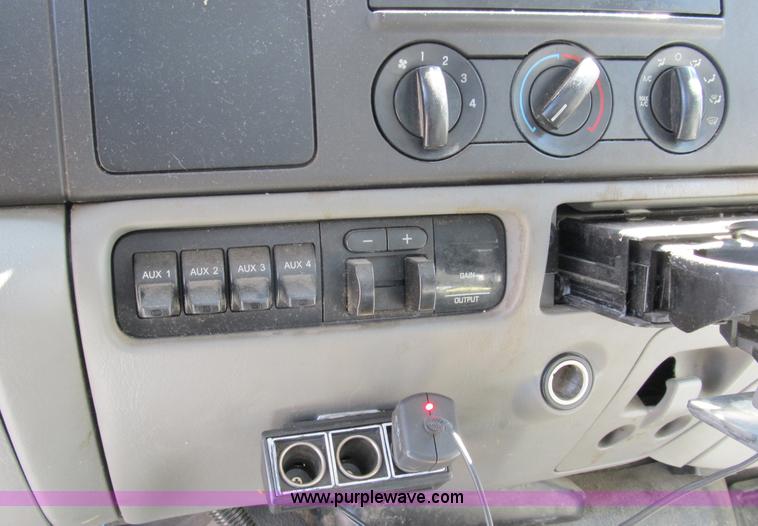 image for item B2504 2006 Ford F550 XL Super Duty pickup truck