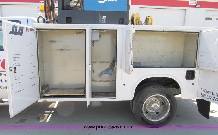 image for item B2504 2006 Ford F550 XL Super Duty pickup truck