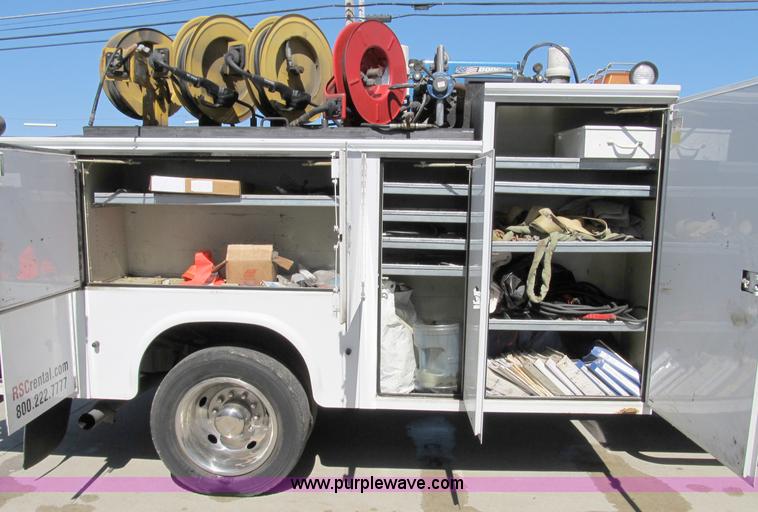 image for item B2504 2006 Ford F550 XL Super Duty pickup truck