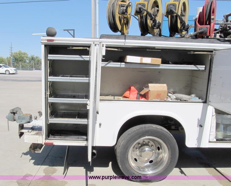 image for item B2504 2006 Ford F550 XL Super Duty pickup truck