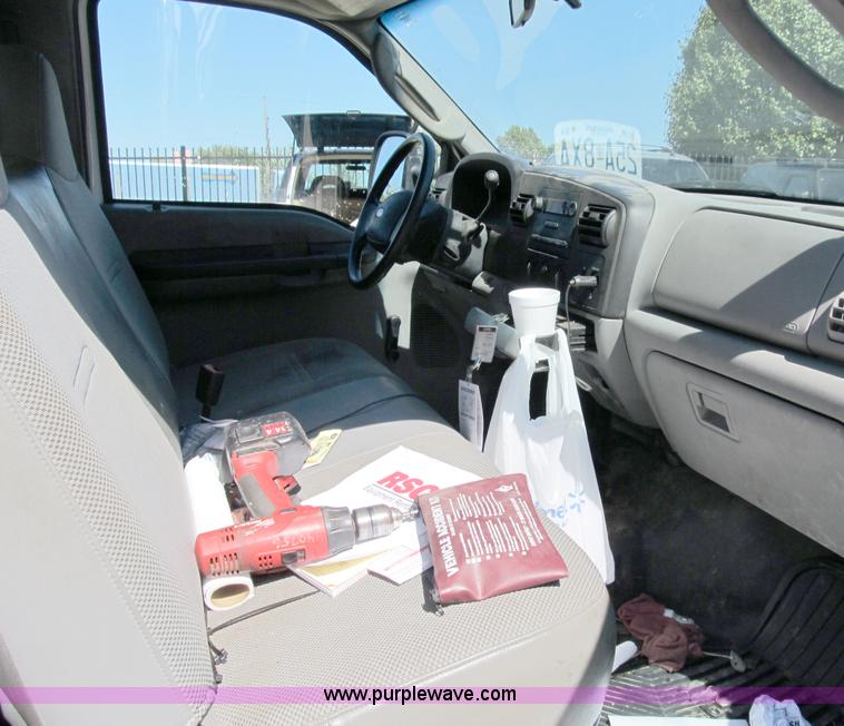 image for item B2504 2006 Ford F550 XL Super Duty pickup truck