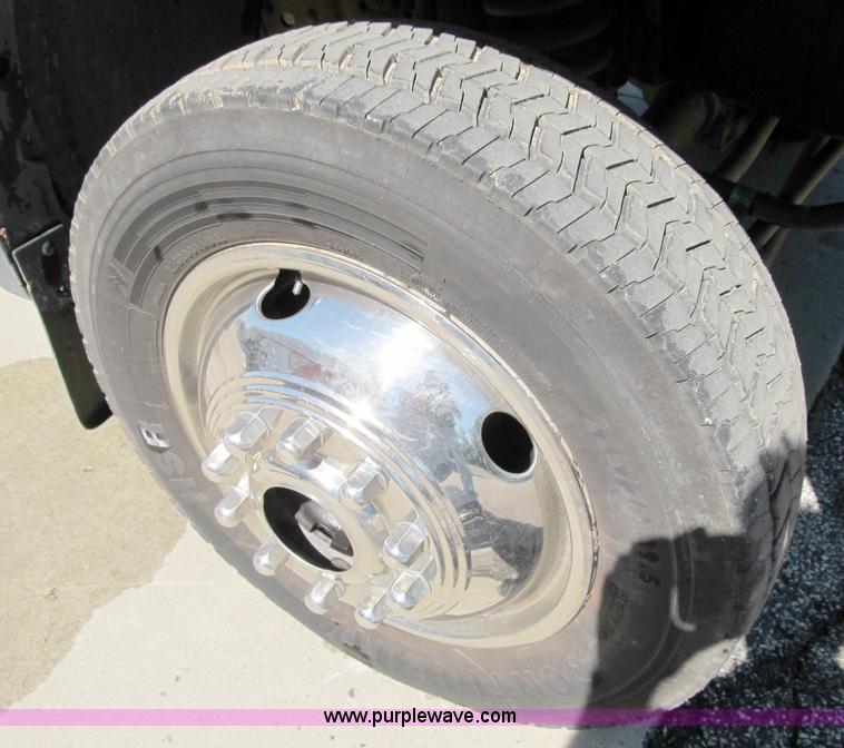 image for item B2504 2006 Ford F550 XL Super Duty pickup truck