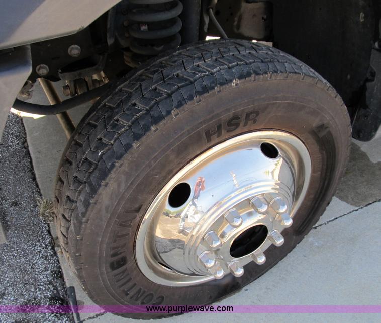 image for item B2504 2006 Ford F550 XL Super Duty pickup truck