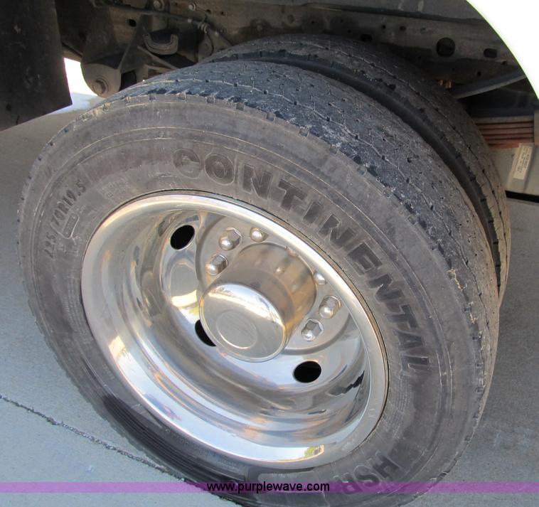 image for item B2504 2006 Ford F550 XL Super Duty pickup truck