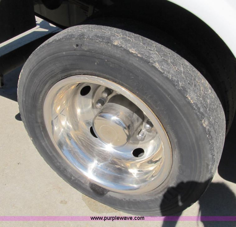 image for item B2504 2006 Ford F550 XL Super Duty pickup truck