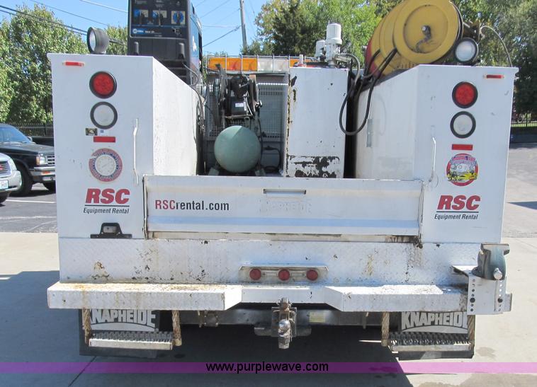 image for item B2504 2006 Ford F550 XL Super Duty pickup truck