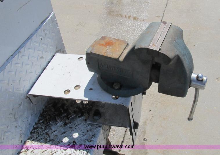 image for item B2504 2006 Ford F550 XL Super Duty pickup truck