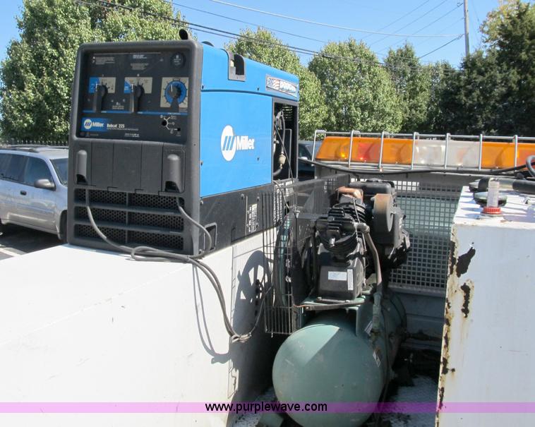 image for item B2504 2006 Ford F550 XL Super Duty pickup truck