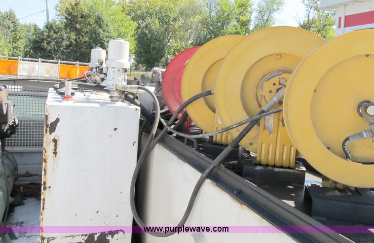 image for item B2504 2006 Ford F550 XL Super Duty pickup truck