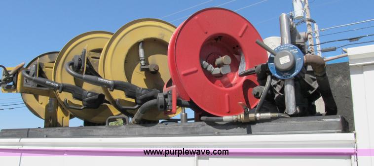 image for item B2504 2006 Ford F550 XL Super Duty pickup truck