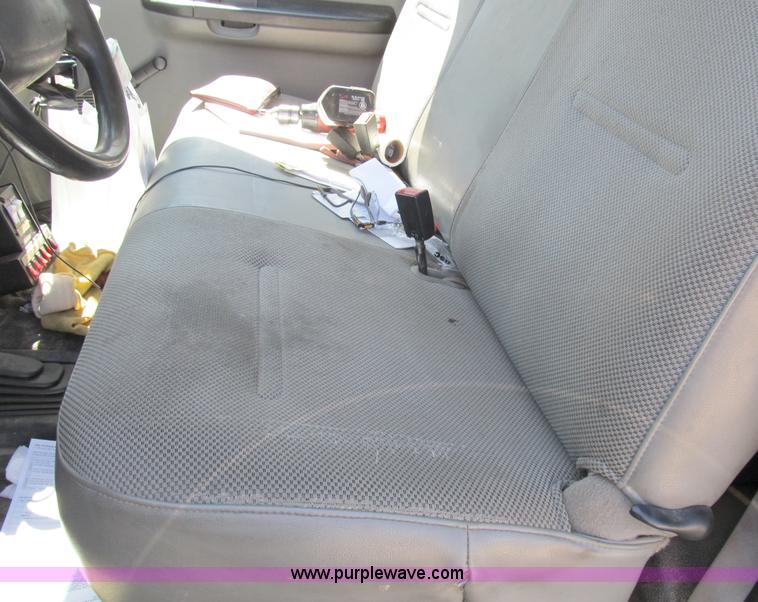 image for item B2504 2006 Ford F550 XL Super Duty pickup truck