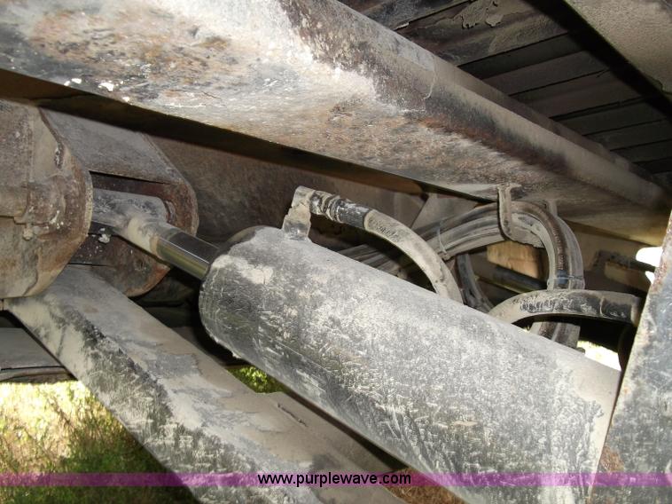 image for item B5024 2005 Trail King TK70HT Hydra Tail 48' trailer