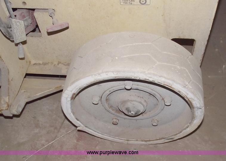 image for item C5573 2004 JLG 2030ES scissor lift