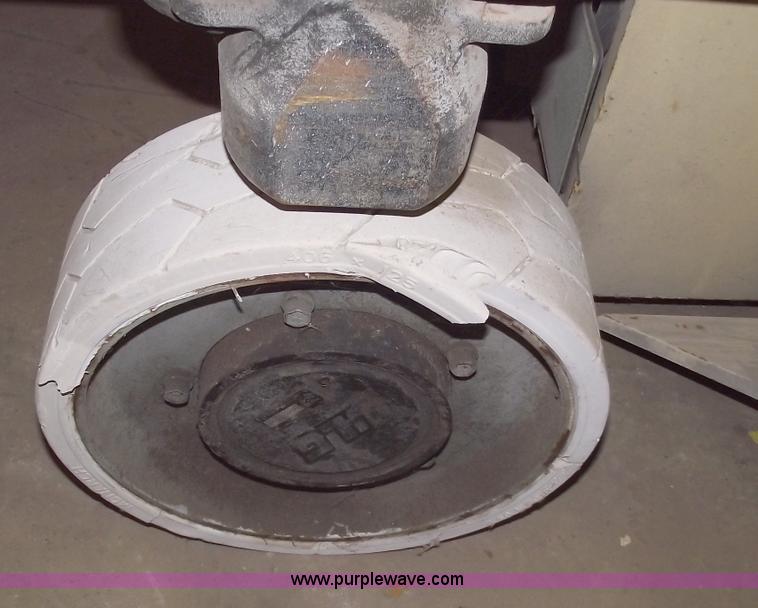 image for item C5573 2004 JLG 2030ES scissor lift