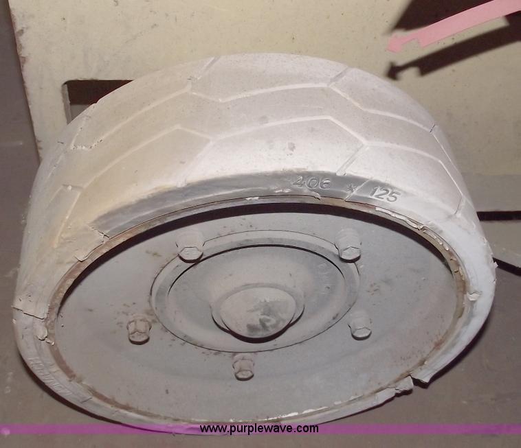 image for item C5573 2004 JLG 2030ES scissor lift