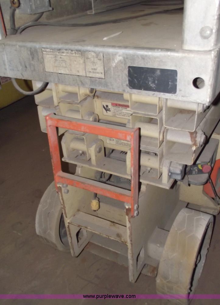 image for item C5573 2004 JLG 2030ES scissor lift