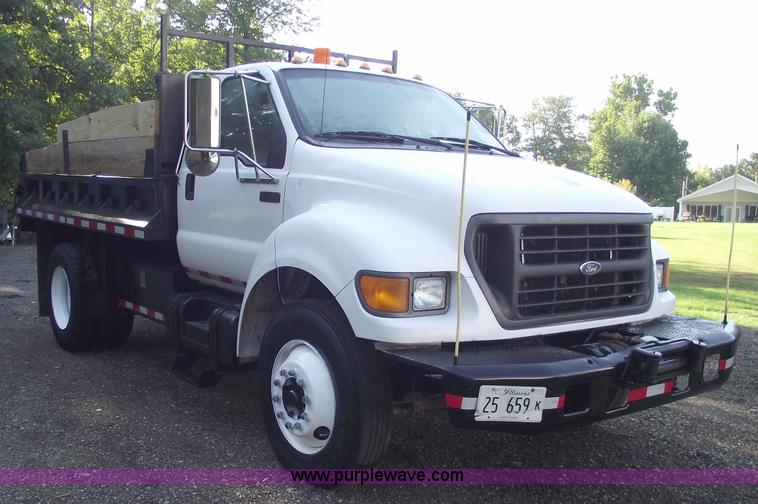 image for item C5585 2000 Ford F650 Super Duty dump truck