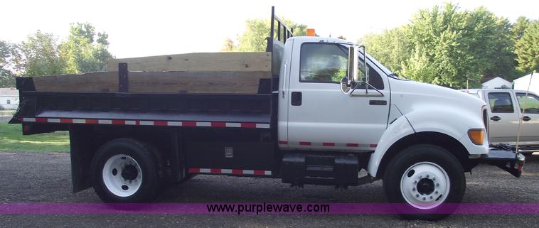 image for item C5585 2000 Ford F650 Super Duty dump truck